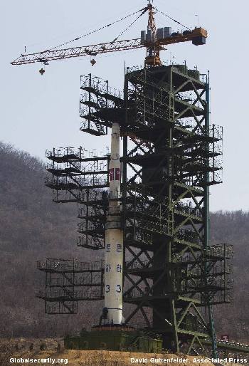 The Unha-3 space vehicle on the launch pad as of April 8, 2012